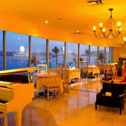 imagen del hotel Crowne Plaza en Acapulco con comedor con vista a la playa 