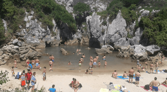 Playa de Gulpiyuri en Llanes