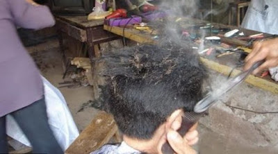 Tukang Cukur Ini Rapikan Rambut Pelanggan Pakai Besi Panas