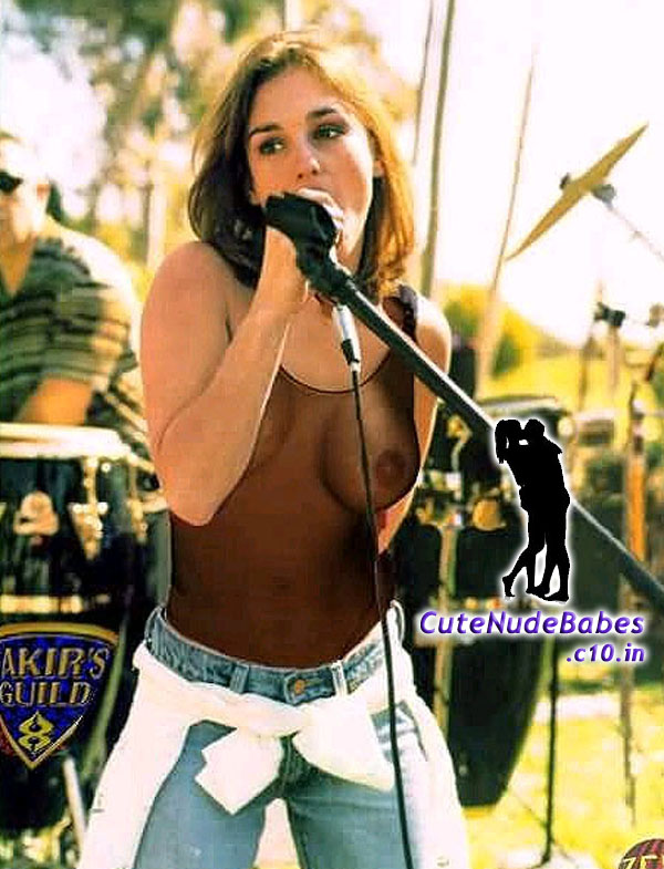 Celebrity Hollywood: Amy Jo Johnson Half Nude Naked Showing Her.