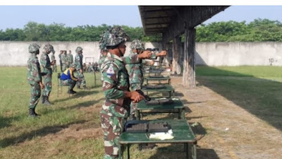 Siswa Pusdikpomal Kodiklatal Latihan Menembak Pistol di PLP Baluran