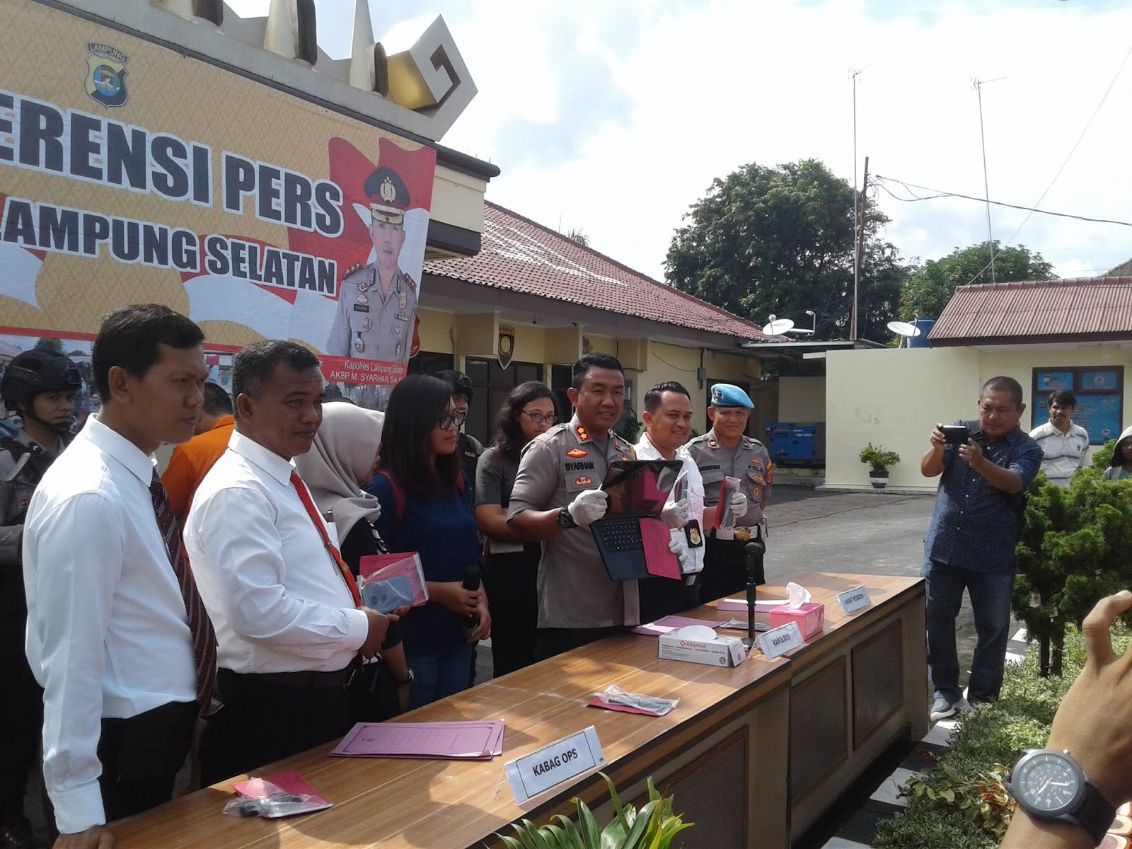 LAMPUNG SELATAN – Polisi Resort Lampung Selatan menggelar ungkap kasus tindak pidana pencurian dengan pemberatan Curat di Posko Mahasiswa Universitas