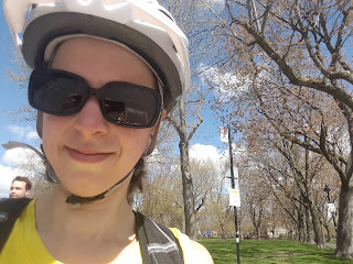 Cycliste, parc Laurier au printemps