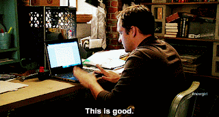 No gif: Um cara em frente a uma escrivaninha com um notebook tamborilando e batendo palmas animado, a legenda "isso é bom"