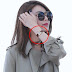 Sooyoung vista usando un caro reloj en el aeropuerto