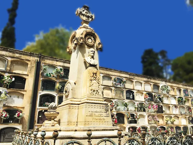 Monument a Lluch i Rafecas en el Cementiri de Vilanova i la Geltrú