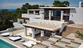 terraza con piscina y tumbona balinesa
