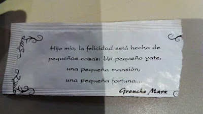 Hijo mío, la felicidad está hecha de pequeñas cosas, un pequeño yate, una pequeña mansión, una pequeña fortuna