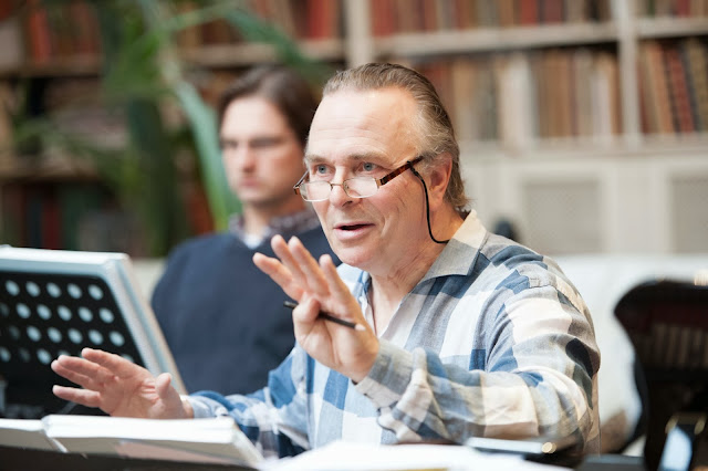 Sir Mark Elder rehearsing Offenbach's Fantasio at Opera Rara's studio (Photo Russell Duncan)