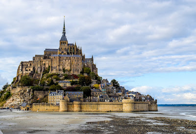 A Traveller's Guide to France: Land of Wonders