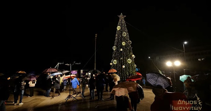 Φωταγωγήθηκε η πλατεία και το Χριστουγεννιάτικο δέντρο 
