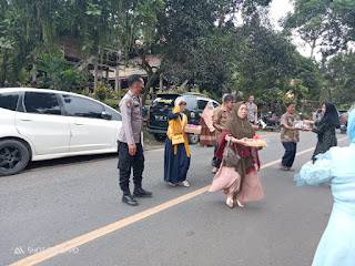 Berikan Rasa Aman, Personil Polsek Baraka Polres Enrekang Melakukan Pengamanan Dan Pengawalan Pesta Nikah