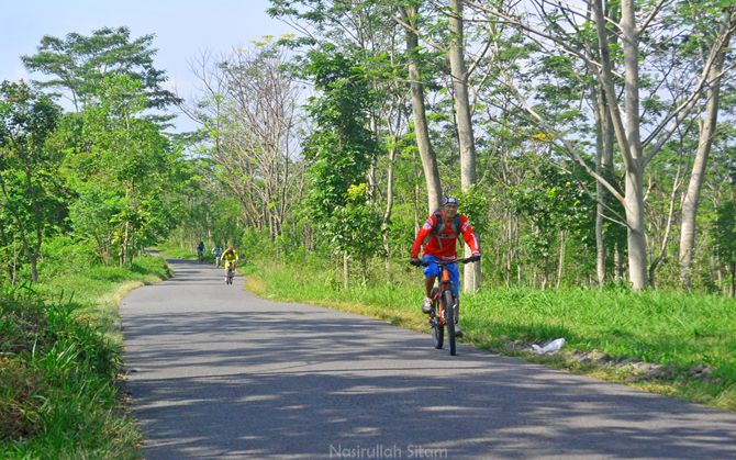 Fisiknya kuat; sepeda untuk downhill dipakai uphill