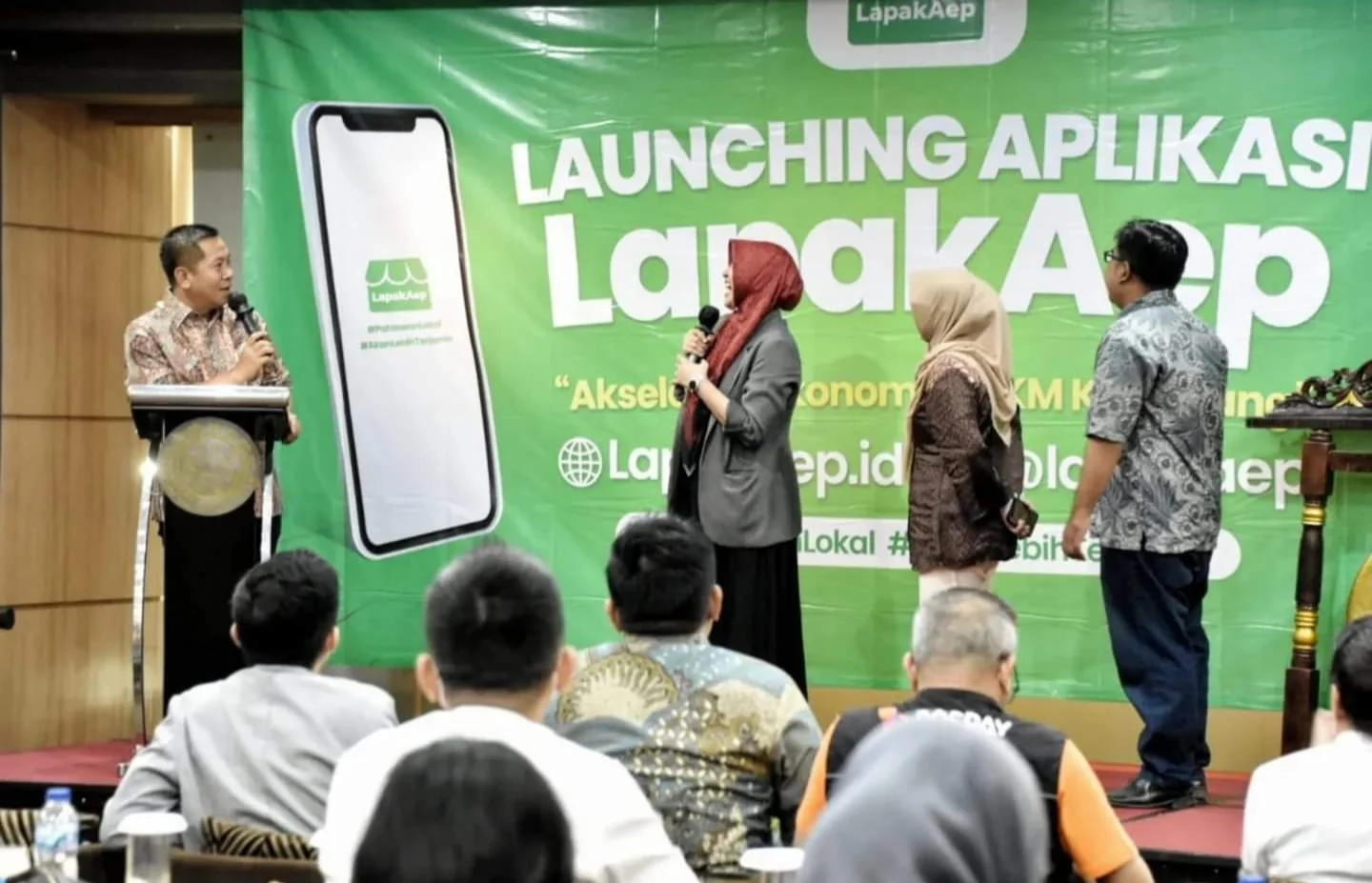 Pasarkan UMKM Lokal Ke Tingkat Nasional, Plt Bupati Karawang Resmi Launching Aplikasi LapakAep