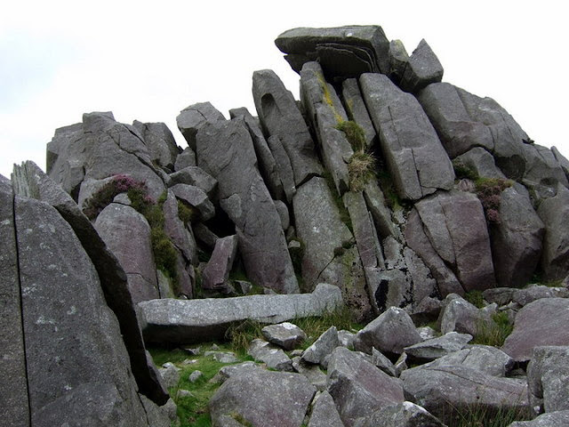 Камни в Карн-Менин, Уэльс
