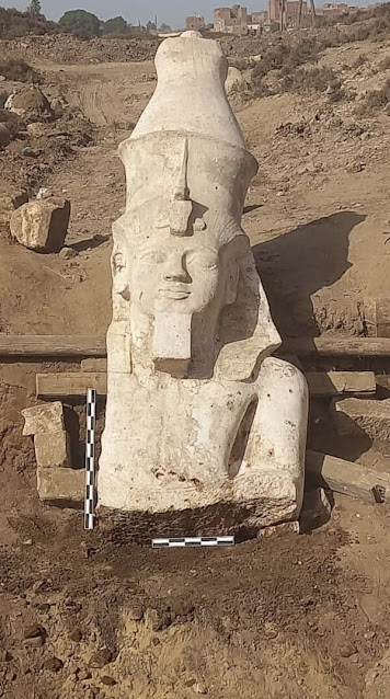 Σχεδόν εκατό χρόνια μετά την εύρεση του κάτω μέρους, βρέθηκε το πάνω μέρος αγάλματος του Ραμσή Β’. [Credit: Υπουργείο Τουρισμού και Αρχαιοτήτων της Αιγύπτου]