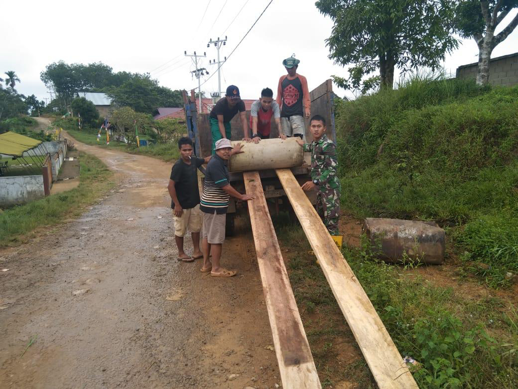 Anggota Satgas TMMD Ke 111 Kodim 1202/Singkawang Bersama Warga Menurunkan Gorong-Gorong