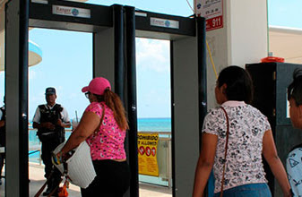 Reubican arcos de seguridad en muelle de Playa del Carmen, afectaban las ventas