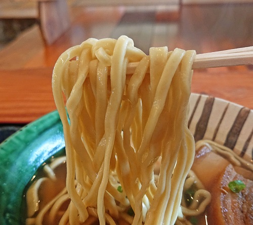 久高島特産イラブー粉末入りそばの麺の写真