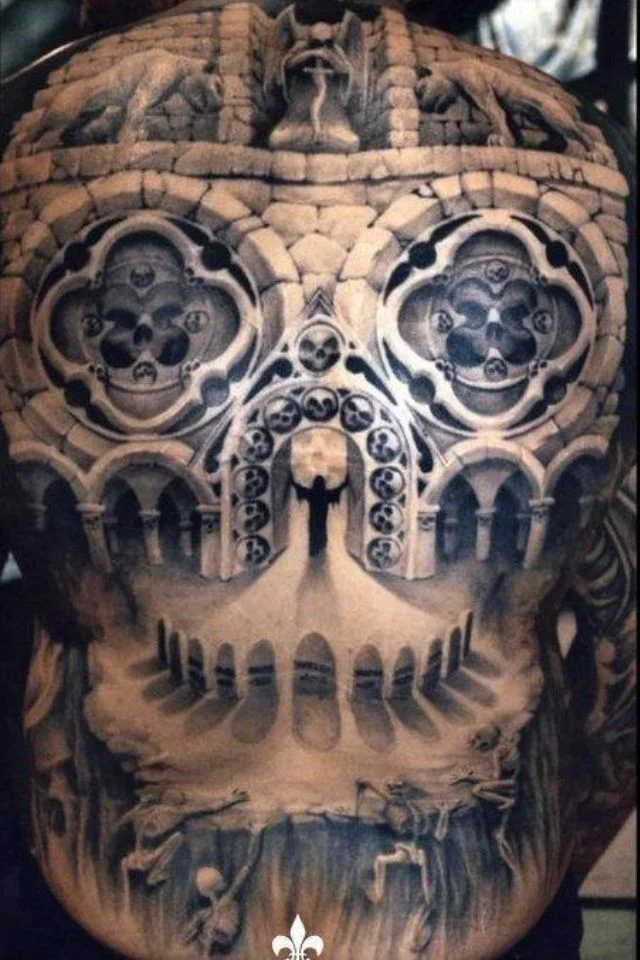 espectacular tatuaje en 3d, el tatuaje cubre la espada del modelo