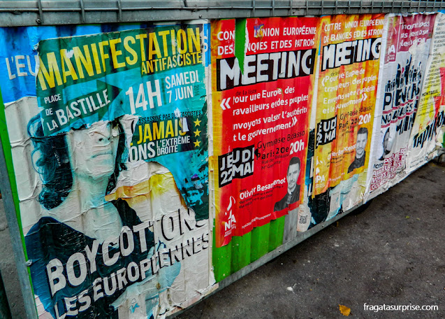 Cartazes convocando manifestações em Paris