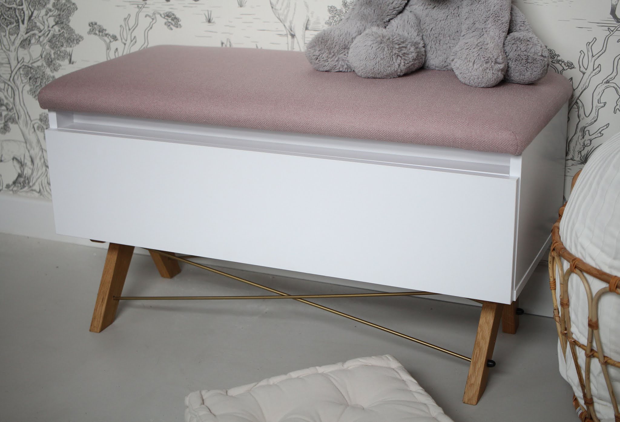 Storage chest bench for bedroom