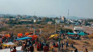 पाटी (दिपक मालवीया):-आदिवासी संस्कृति का प्रतीक भोगर्या हाट गुरुवार को संपन्न हुआ, जिसमें क्षेत्र के कई गाँवों के आदिवासी महिला-पुरुष व बच्चे अलग-अलग टोली में शामिल हुए। अधिकांश ग्रामीण अपने पारंपरिक परिधान में नजर आए तो कई युवा आधुनिक पोशाक पहनकर भोगर्या हाट में शामिल हुए,युवा वर्ग हाथों में मोबाइल लिए जीस, टी-शर्ट वहीं युवतियों सूट सलवार में दिखी।