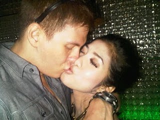de stroom: foto hot skandal ciuman artis indonesia yang