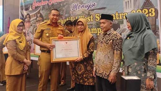 Audy Joinaldy serahkan penghargaan bidang lingkungan kepada Dinas Perkim LH Padang Panjang
