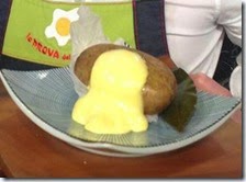 Patata al cartoccio servita con maionese Chantilly