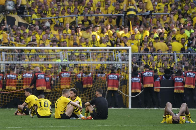 Dortmund s players react