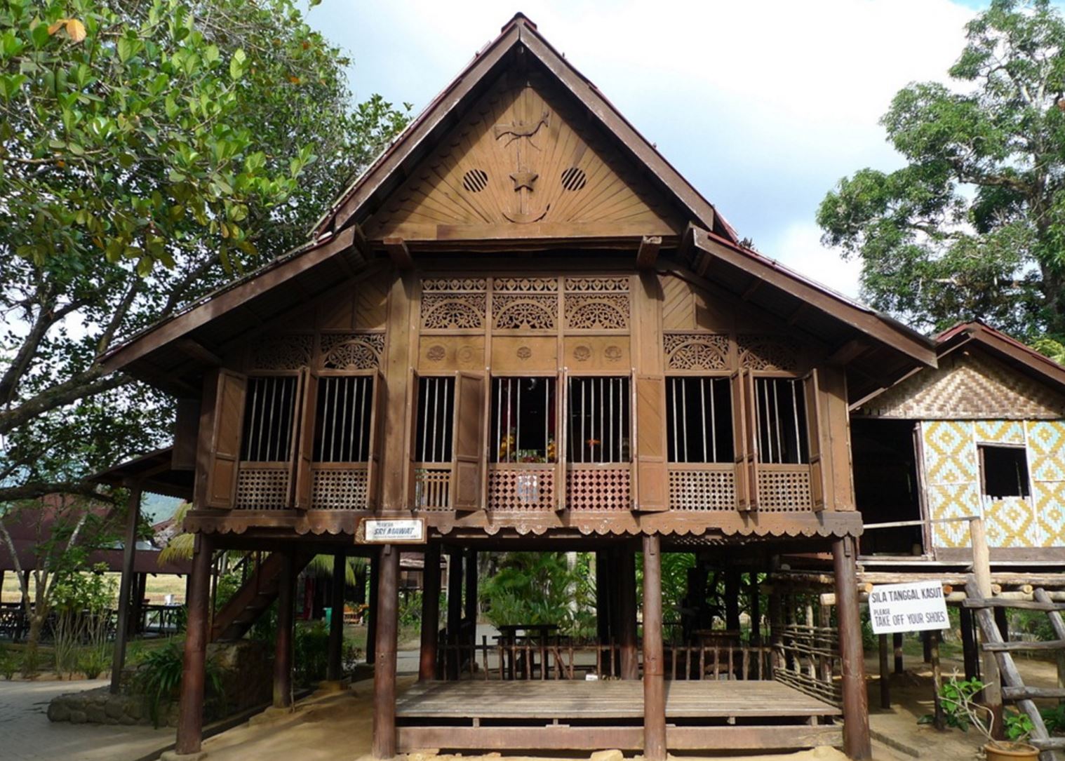 Firrbudi aka Lensahijau RUMAH  TRADISIONAL  MELAYU  ANTARA 