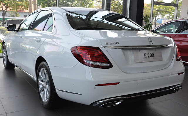 Đuôi xe Mercedes E200 thiết kế lịch lãm, sang trong