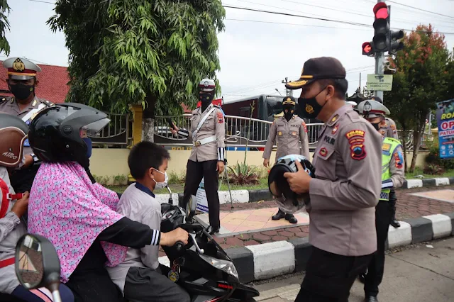 Polres Purbalingga Bagikan 66 Helm Dalam Rangka Operasi Patuh Candi 2021