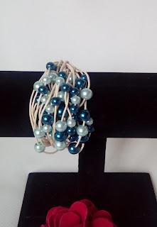 Bransoletka ze sznurka woskowanego w odcieniu ecrue ze szklanymi perełkami w kolorach grafitu i błękitu