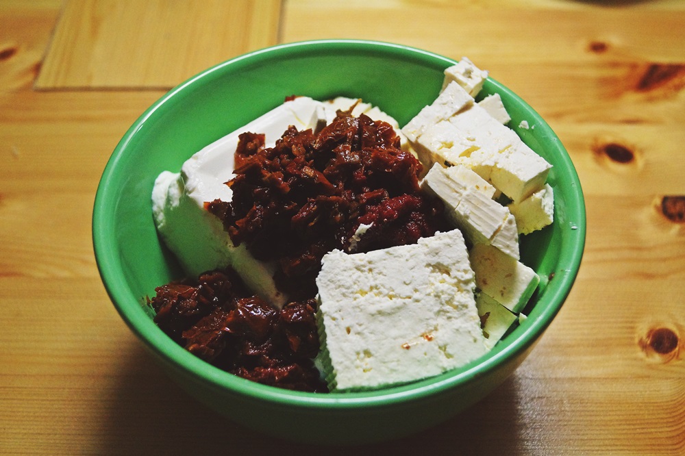 Frischkäseaufstrich mit getrockenten Tomaten und Feta 