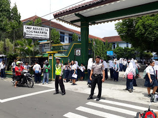 Tingkatkan Keamanan dan Ketertiban Wilayah, Polsek Kraton Sambang Sekolahan dan Bantu Penyeberangan