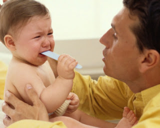 Tips Tenangkan Bayi saat Menangis