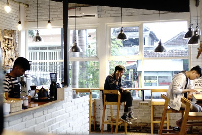 Beberapa pengunjung dan barista di Kaki Langit Coffee