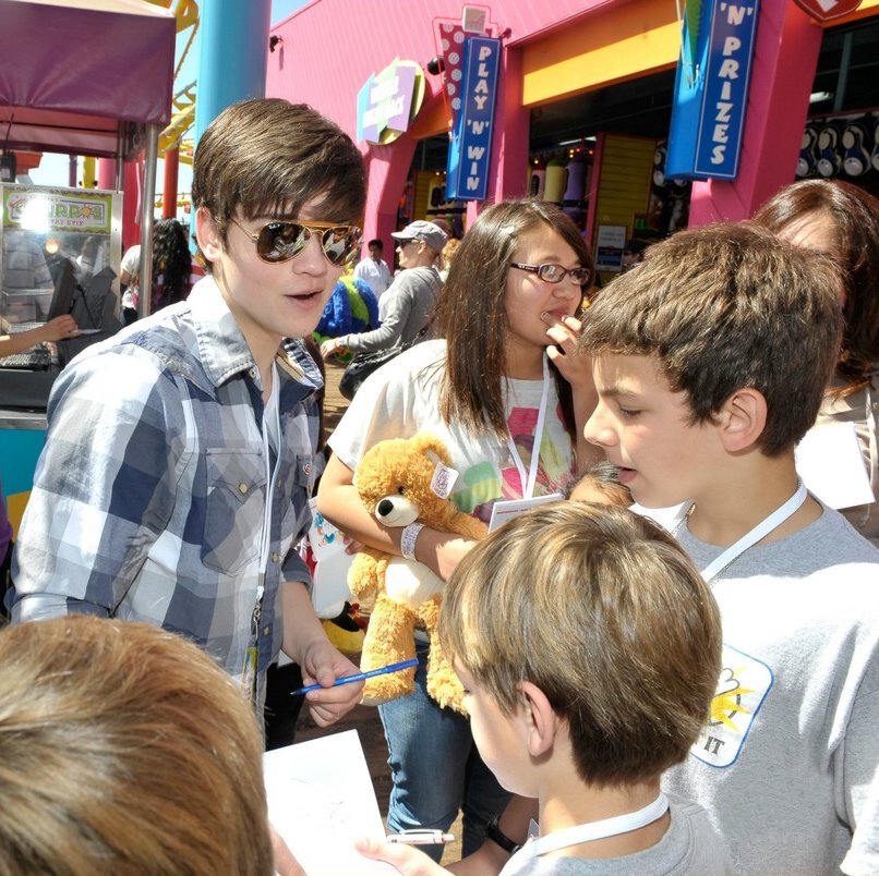 Nathan Kress Pide un Deseo con Ariana Grande