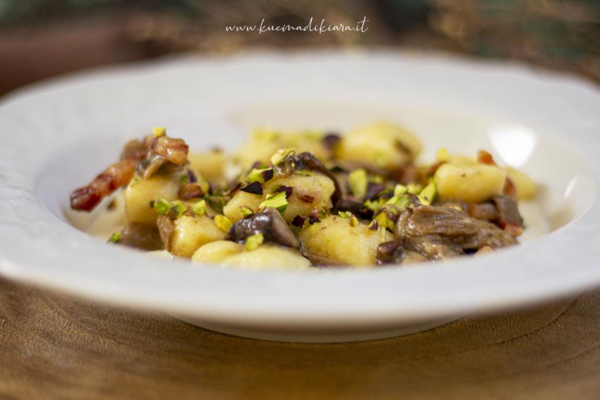 gnocchi caciocavallo funghi guanciale