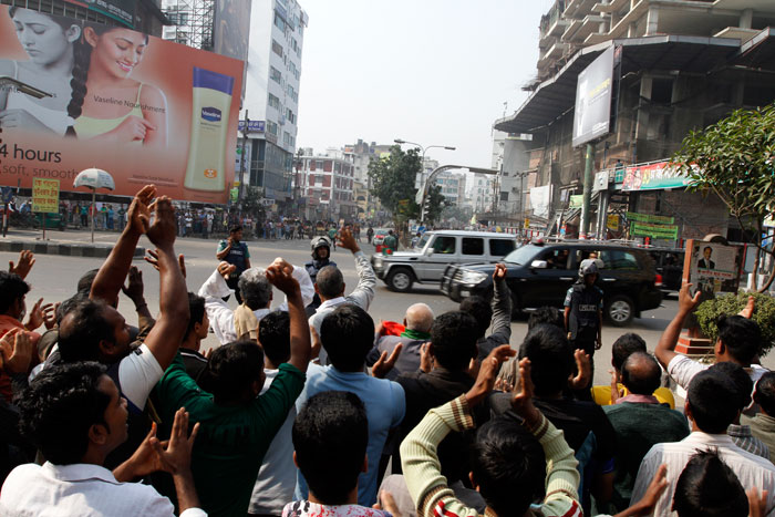 রায়েরবাজারে পিকেটার গুলিবিদ্ধ, এসআই আহত, আটক ৪ by আবাদুজ্জামান শিমুল