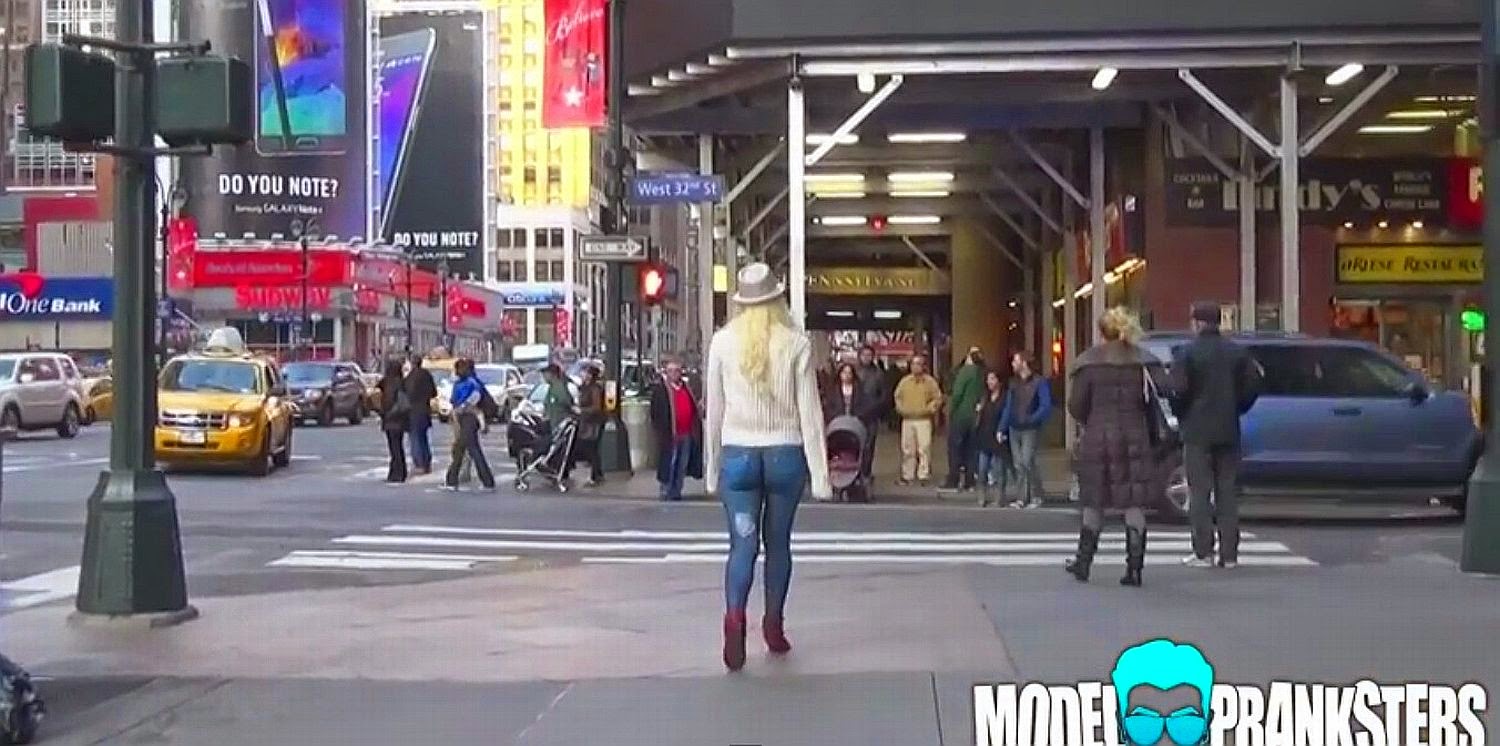 Girl Walks Around NYC With No Pants