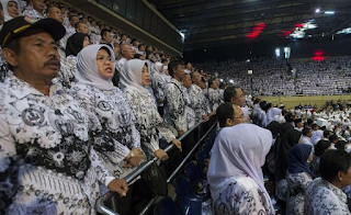 Ribuan guru dari aneka macam tempat yang berkumpul di Stadion Utama Gelora  Bung Karno  Jokowi Tak Hadir, Puan Disoraki Ribuan Guru