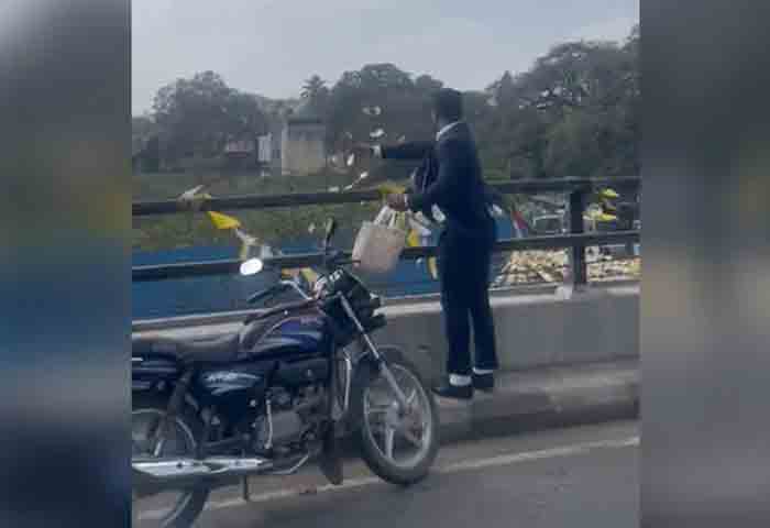 News,National,India,Bangalore,Police,Case,Video,Social-Media, Watch: Bengaluru Man Throws Cash From Flyover, Triggers Mad Scramble