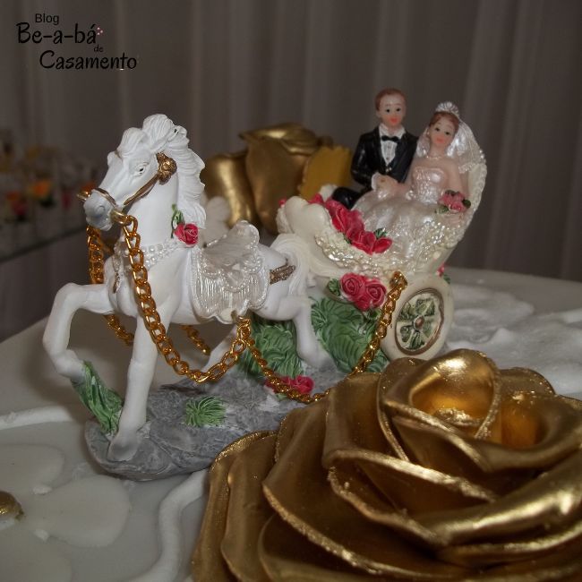 Casamento Diurno Com Decoração Dourada e Branca