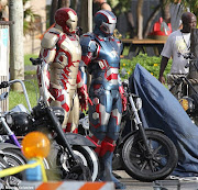Here's a new Photo from the set of Iron Man 3, 2 armours for the price of 1. (im)