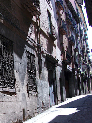 Calle de Toledo entre sol y sombra