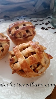 Apple Mini Pies. Share NOW. #pies #minipies #apple #desserts #eclecticredbarn