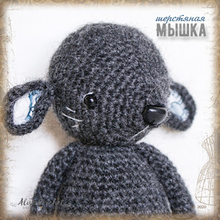 игрушка шерстяная мышка в платье вязаная крючком Spielzeug Wollmaus in einem gehäkelten Kleid souris en laine jouet dans une robe au crochet かぎ針編みのドレスを着たおもちゃのウールのマウス toy wool mouse in a crocheted dress rato de lã de brinquedo em um vestido de malha
